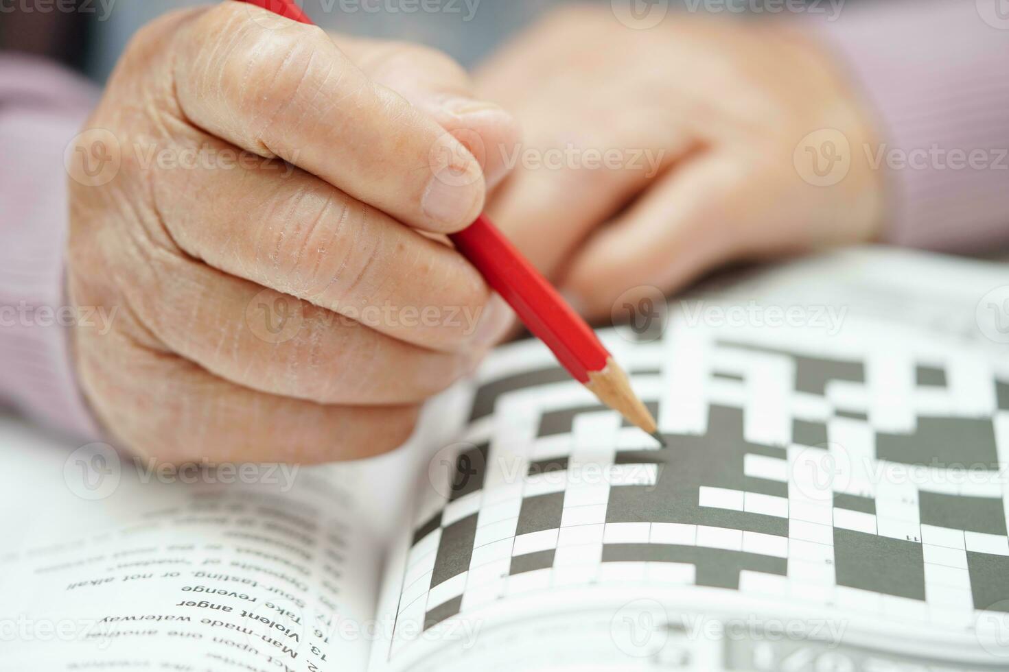 ásia idosos mulher jogando sudoku enigma jogos para prática cérebro Treinamento para demência prevenção, alzheimer doença. foto