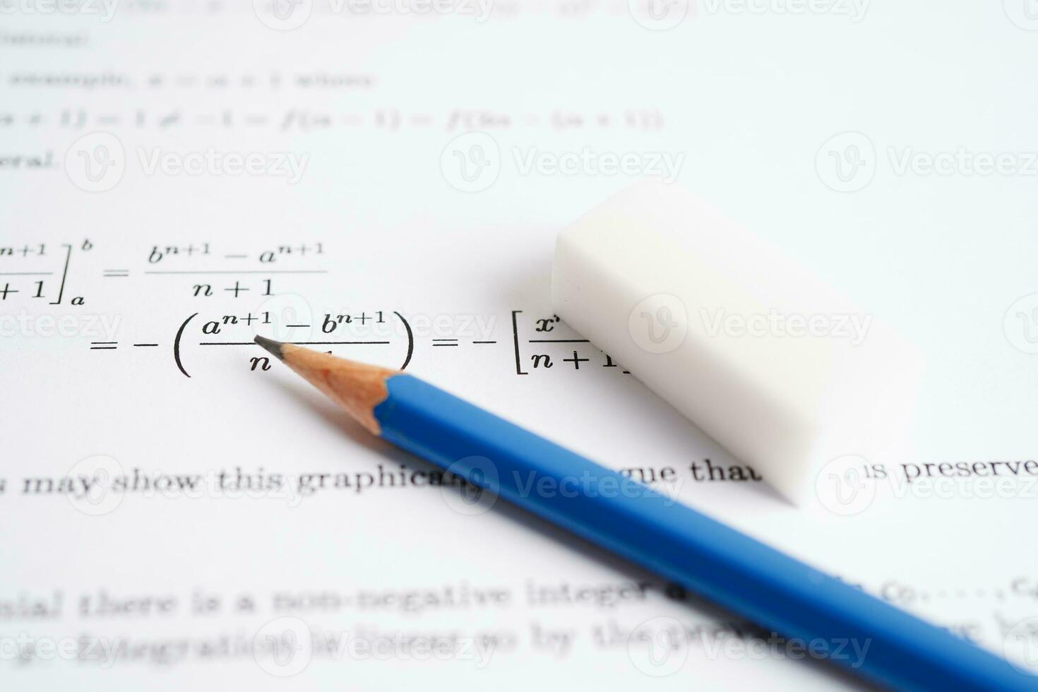 lápis no papel de teste de exercício de fórmula matemática na escola de educação. foto