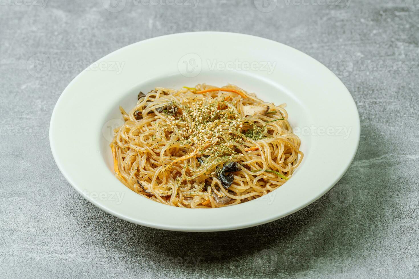 coreano Comida Japchae servido em uma Preto prato foto