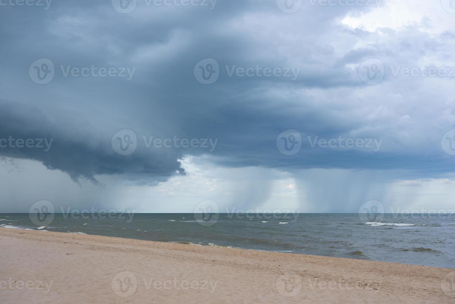 paisagem da praia em dia sombrio foto