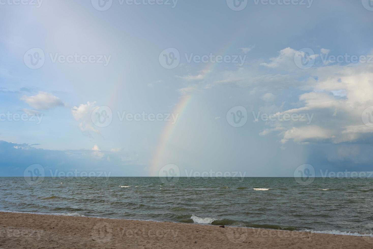 arco-íris sobre o oceano depois que a chuva parou foto