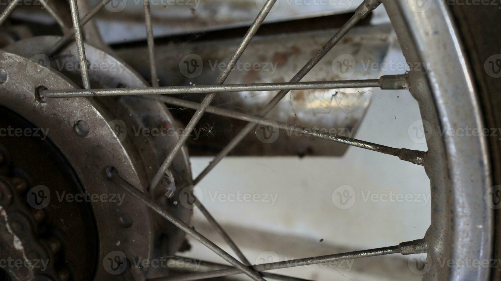 motocicleta pneus este estão desgastado e oxidado mas estão ainda utilizável foto