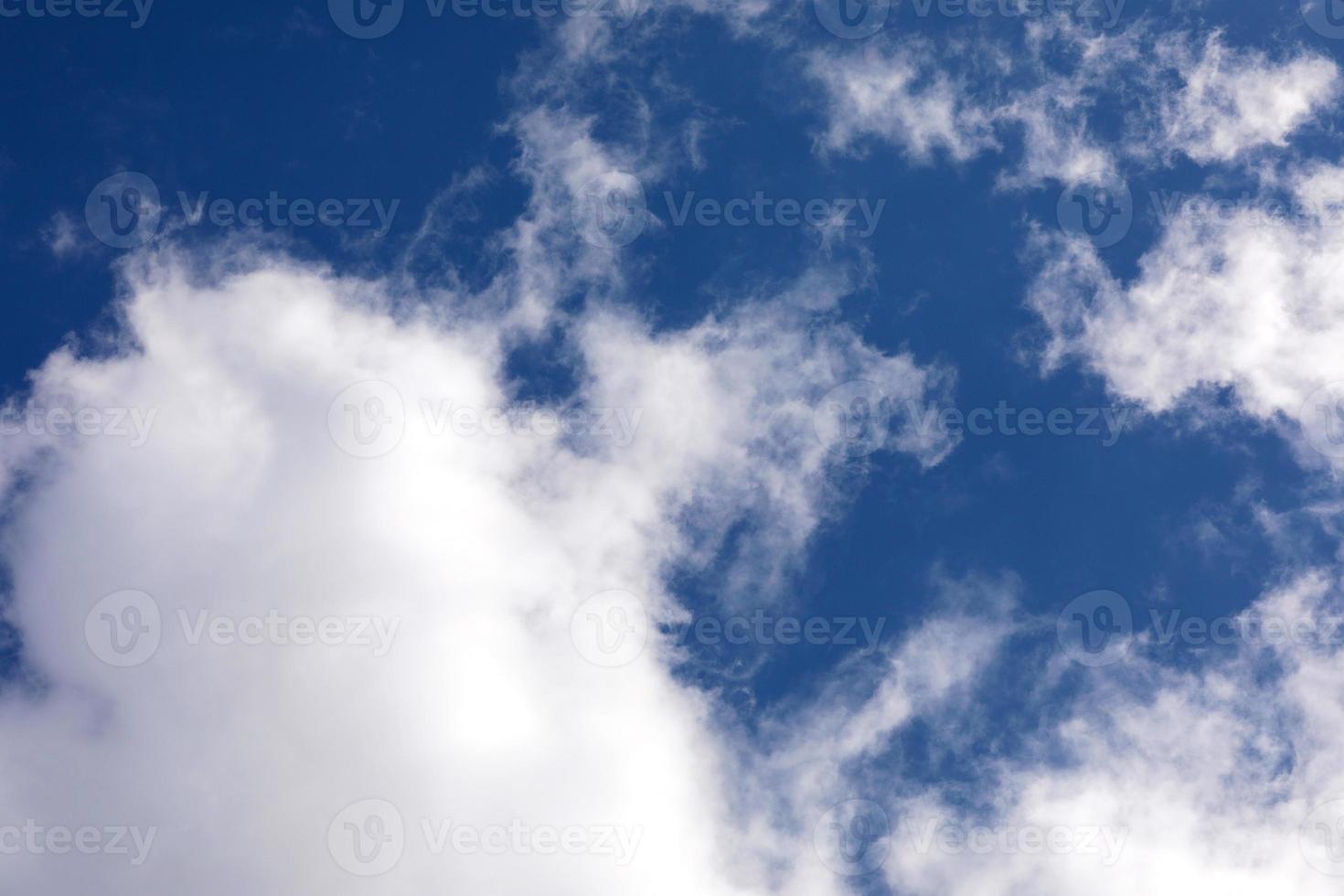 fundo do céu azul com nuvens. dia claro e bom tempo. foco seletivo foto