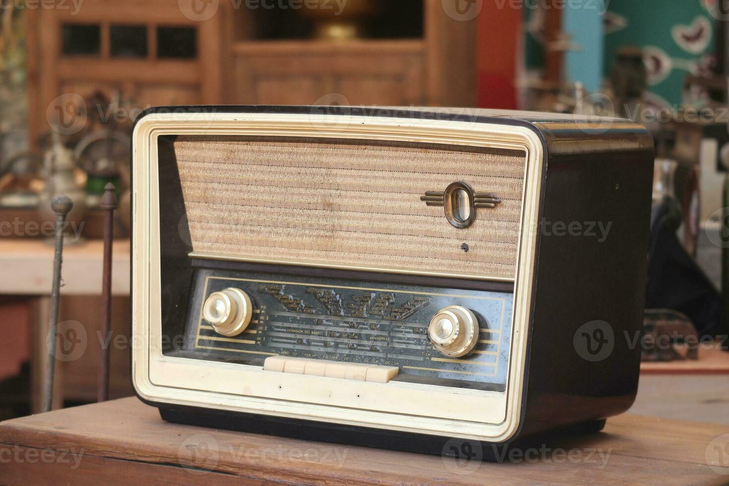 retro transmissão rádio receptor em de madeira mesa cerca de 1950 foto