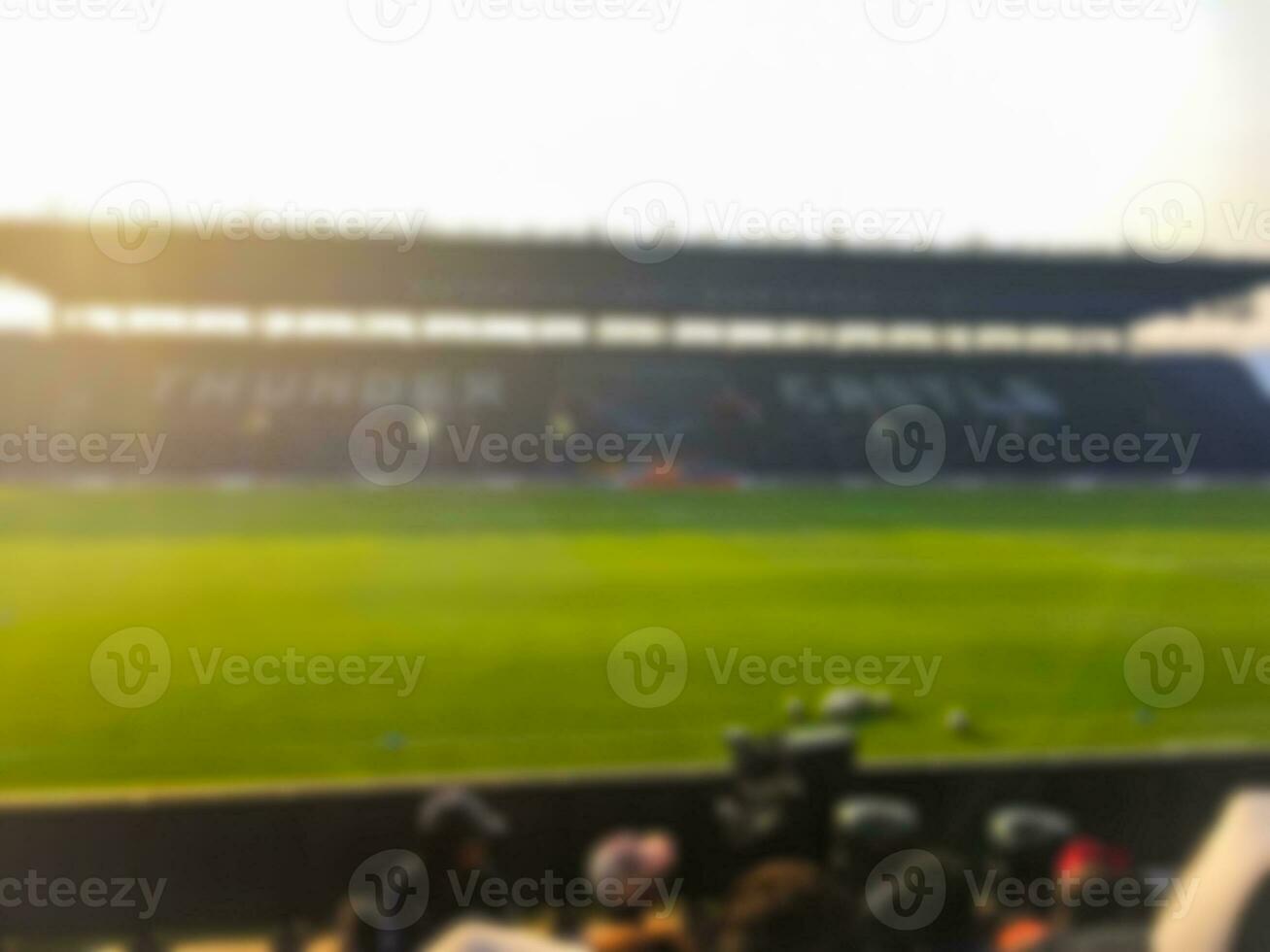 embaçado desfocado estádio futebol dentro a tarde fundo. foto