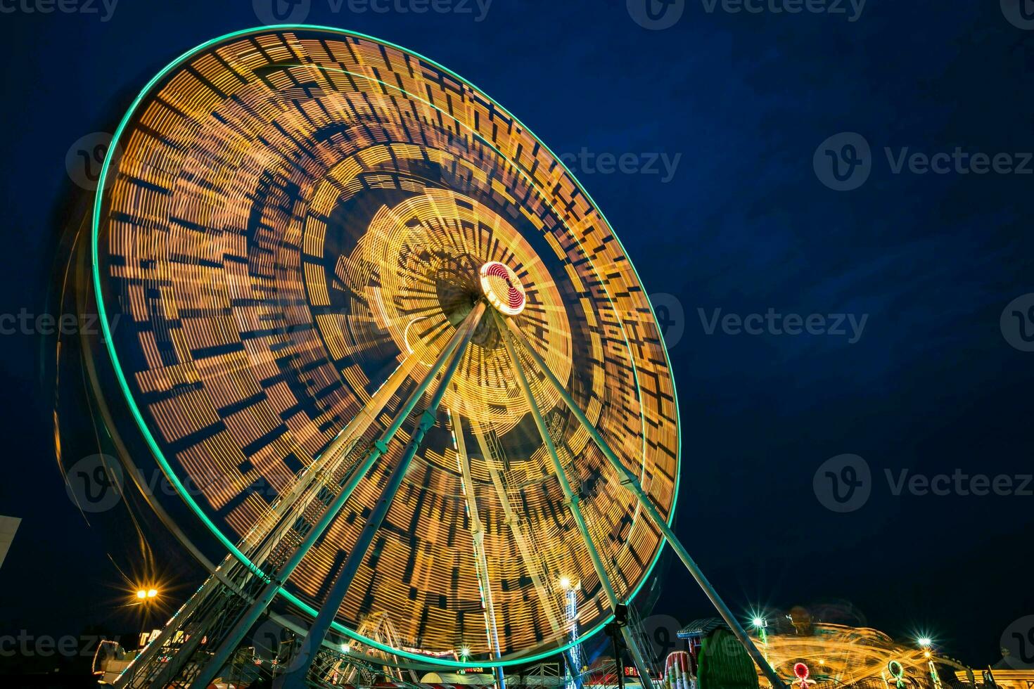 ferris roda embaçado girar com ao ar livre grandes exposição às crepúsculo. foto