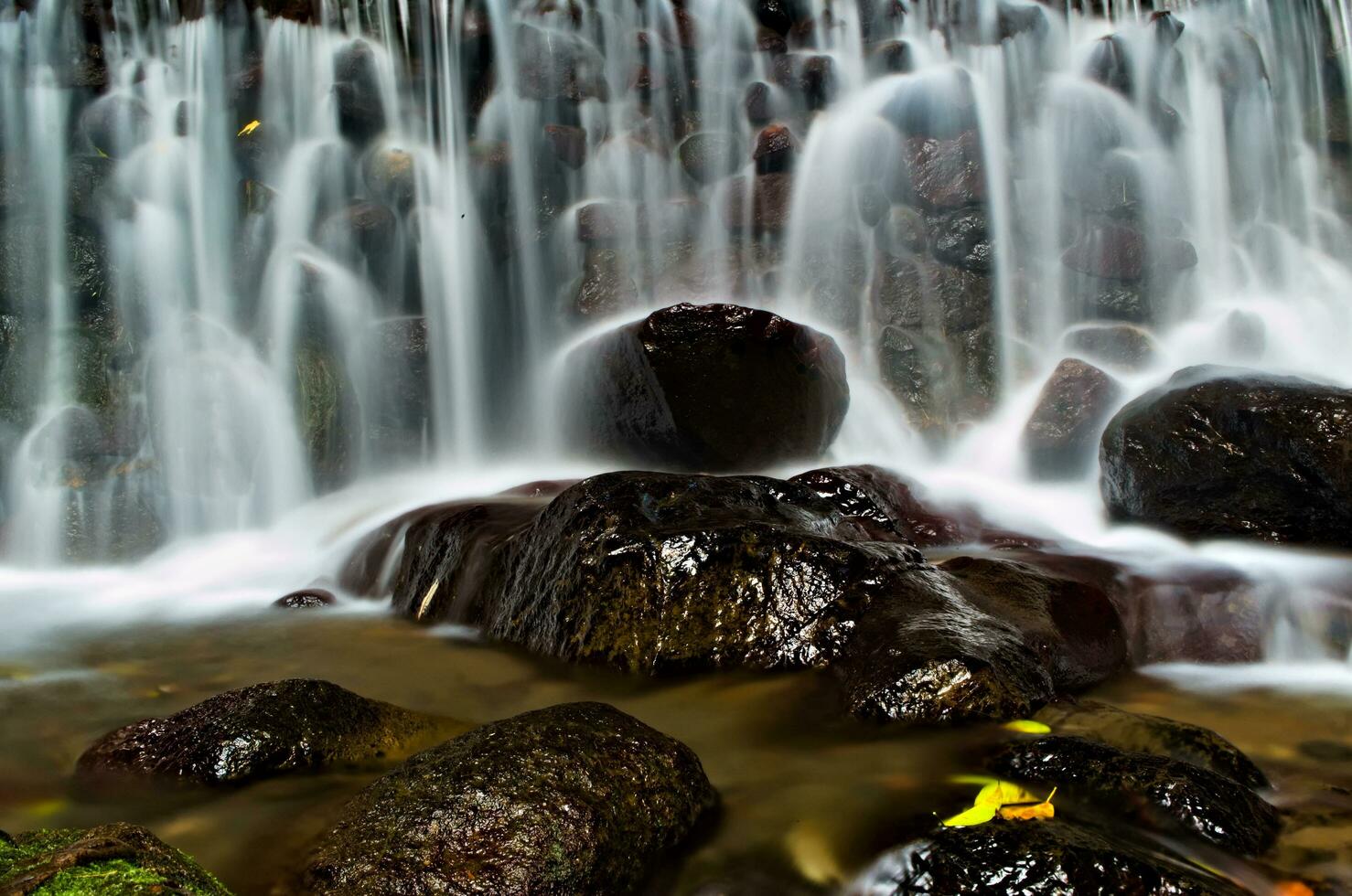 lindo Visão do cachoeira, água fluxo dentro rio com cascata Visão foto