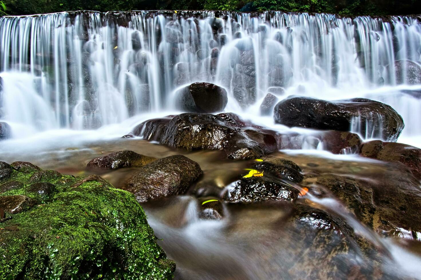 lindo Visão do cachoeira, água fluxo dentro rio com cascata Visão foto