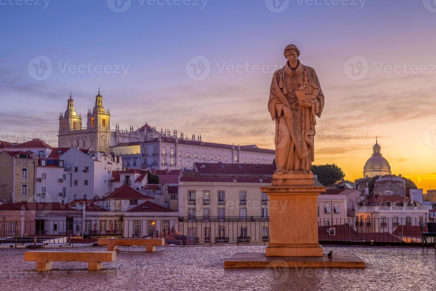 estátua no miradouro de santa luzia em lisboa, portugal foto