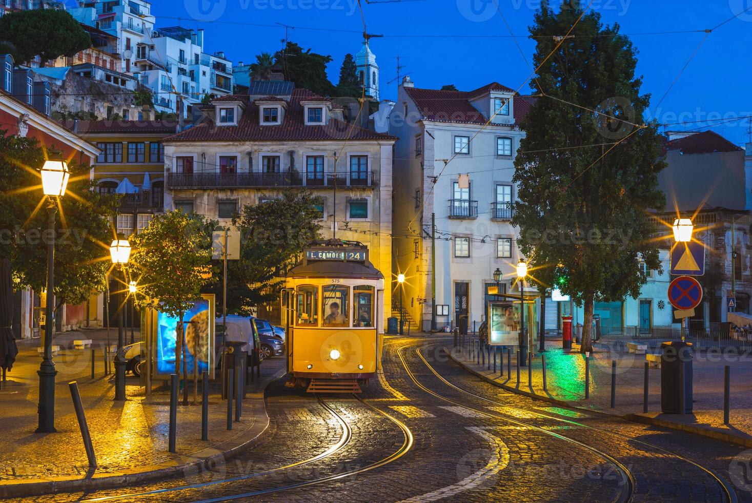 bonde de lisboa perto de miradouro de santa luzia foto