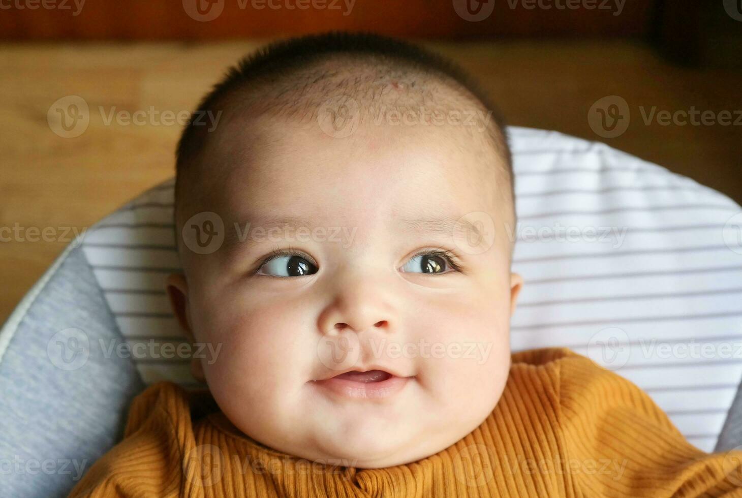 fechar acima tiro do fofa ásia paquistanês 4 meses velho bebê garoto, quem é desfrutando às casa jardim às luton cidade do Inglaterra Reino Unido. imagem estava capturado em Julho 23, 2023 foto