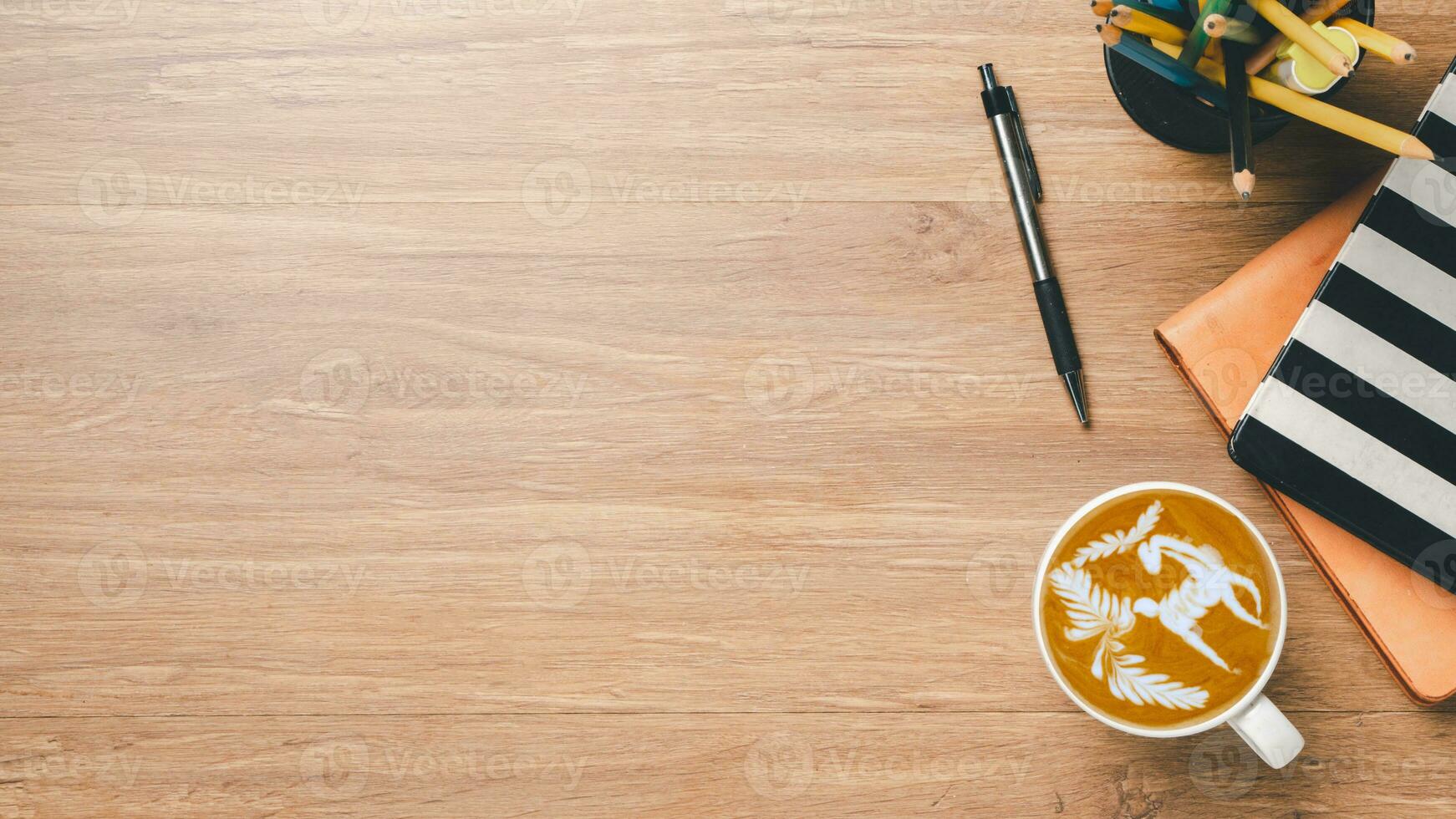 topo visualizar, escritório escrivaninha com caderno, caneta e copo do café, cópia de espaço, zombar acima. foto