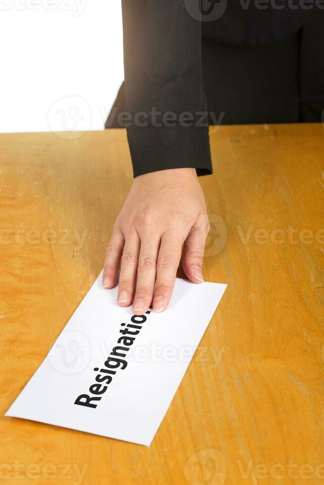 mão segurando renúncia carta em a escrivaninha do a chefe. foto