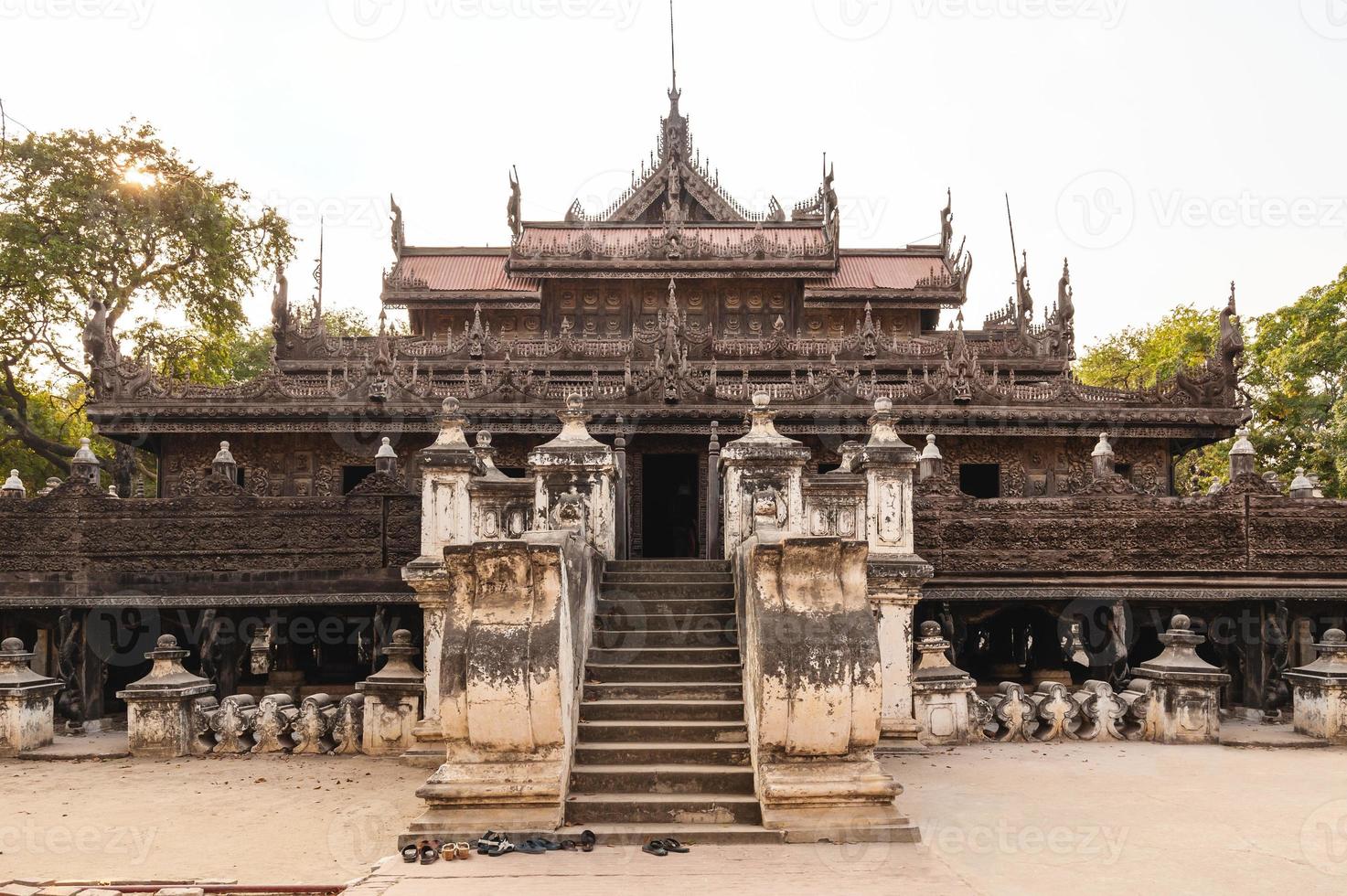 mosteiro shwenandaw localizado em mandalay, myanmar foto