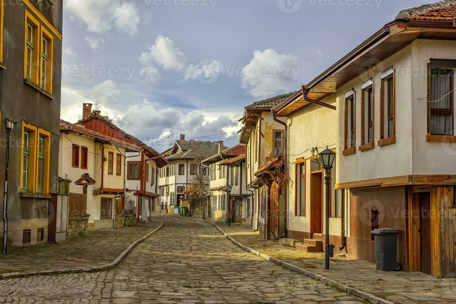 uma rua do a velho cidade, nacional renascimento arquitetura. tryavna, Bulgária. foto