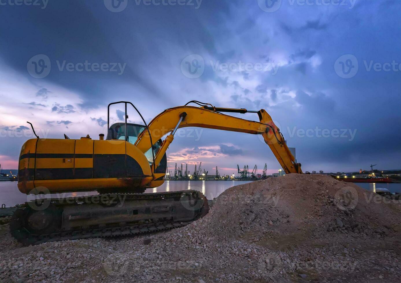 rastejante escavadora durante terraplenagem trabalho em construção local às pôr do sol foto