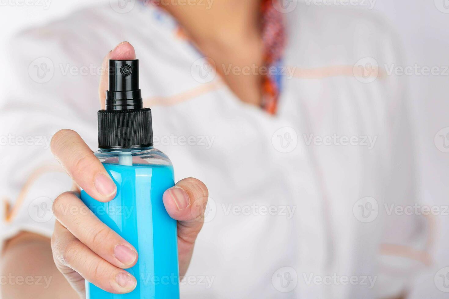 mulheres segurando spray azul garrafa. foto