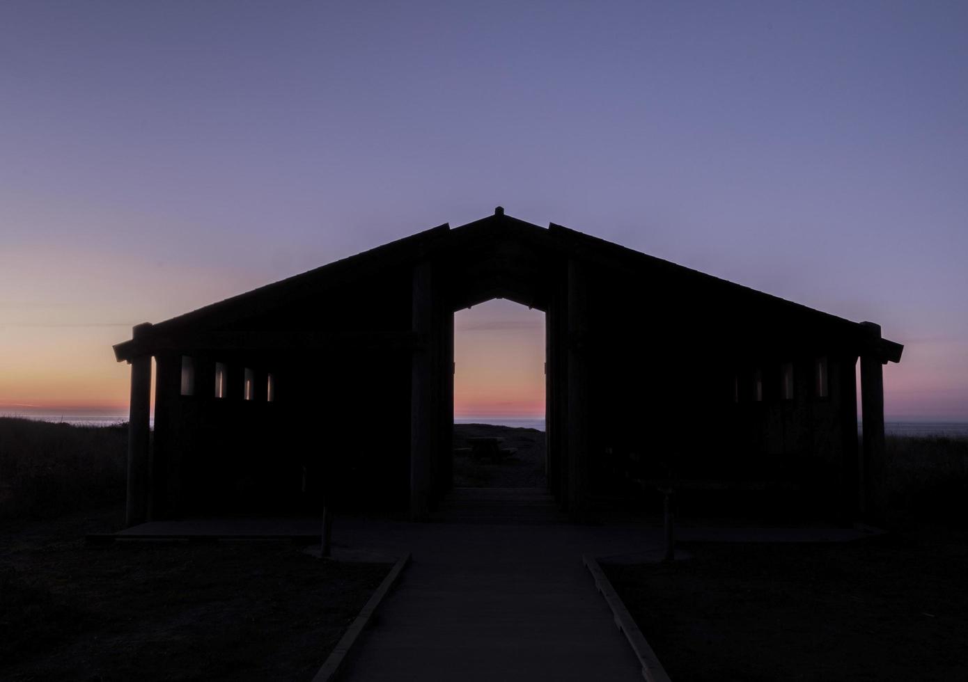 construção de silhueta ao pôr do sol foto