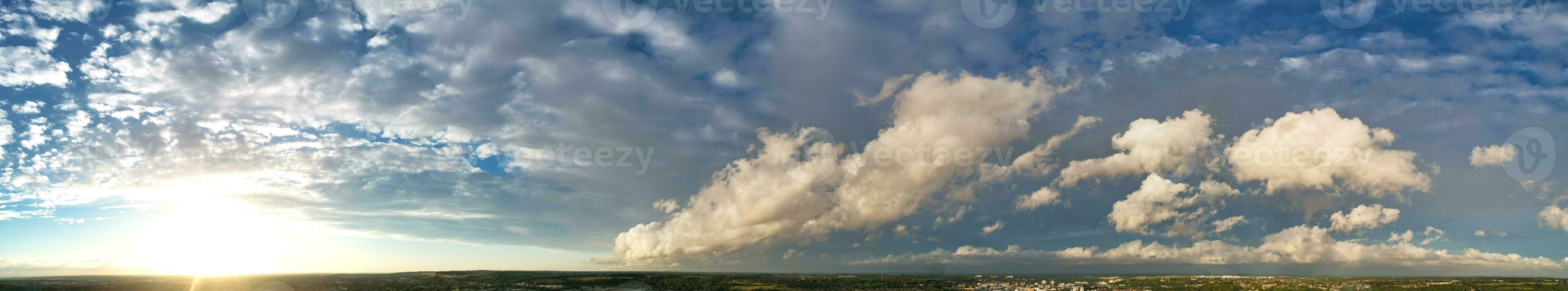 dramático nuvens sobre luton cidade do Inglaterra ótimo bretanha. foto