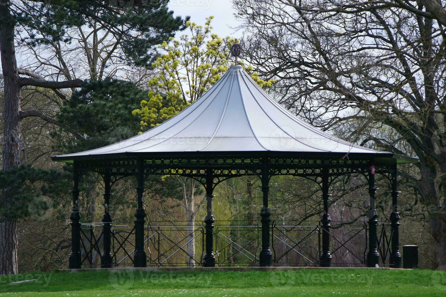 lindo baixo ângulo Visão do Wardown museu público parque do luton cidade, Inglaterra Reino Unido. capturado em abril 16, 2023 foto