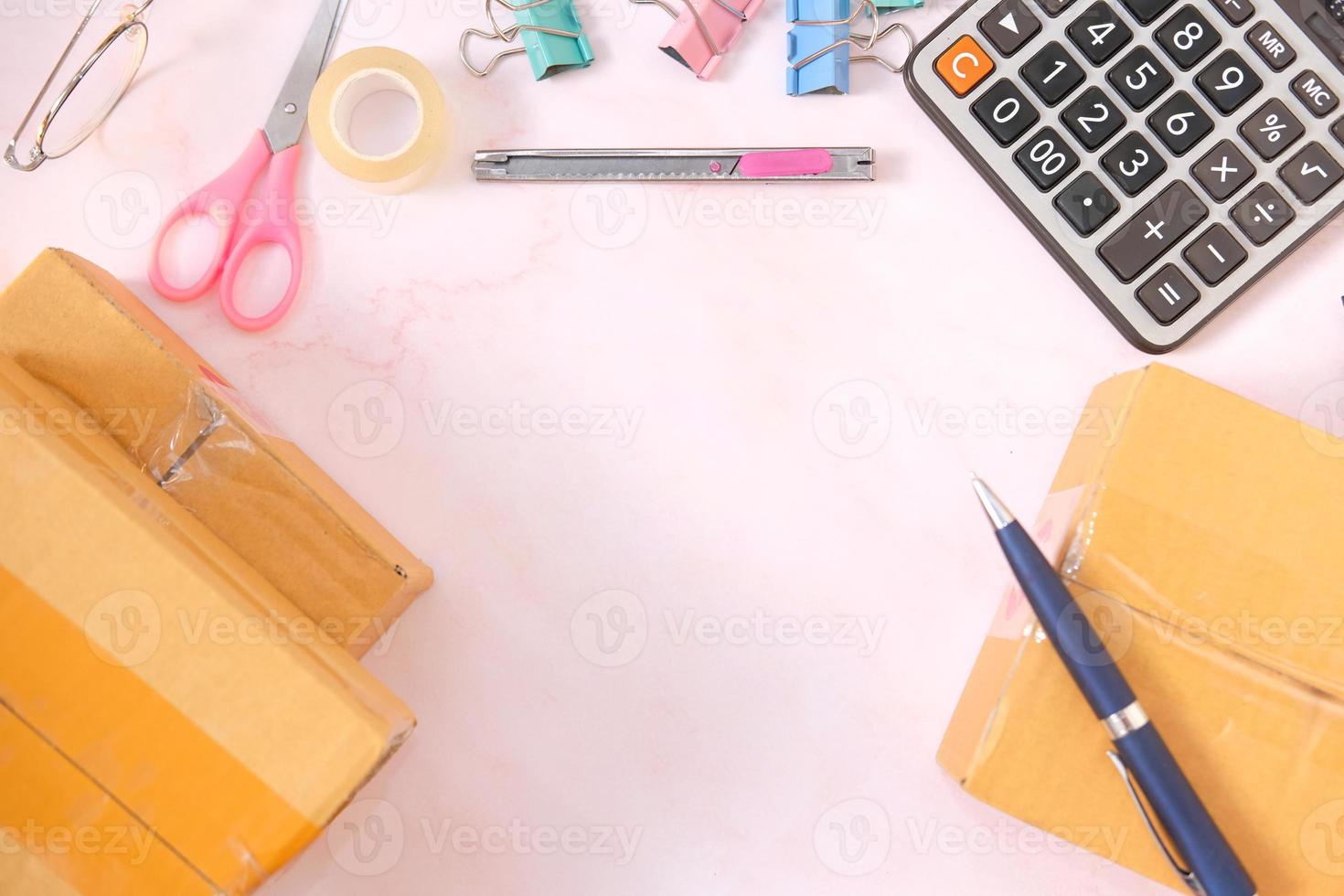 equipamento de escritório no fundo da mesa e conceito de negócio foto