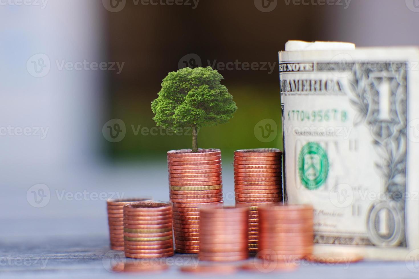 pilha de moedas no fundo da mesa e economizando dinheiro e conceito de crescimento de negócios, finanças e investimento foto