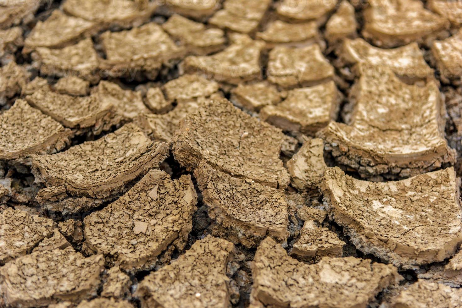 o conceito de seca natural do meio ambiente no solo seco da terra, solo rachado com a erosão do solo torna-se vermelho que não é agrícola foto