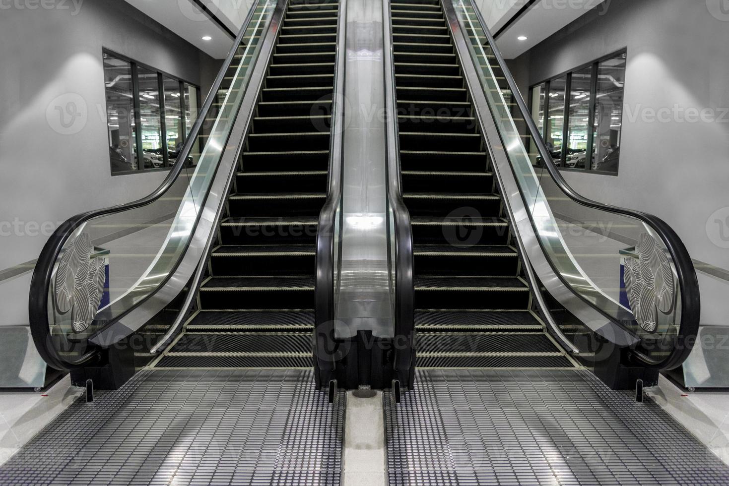 escadas rolantes luxuosas, modernas, com uma escada que combina com classe. foto