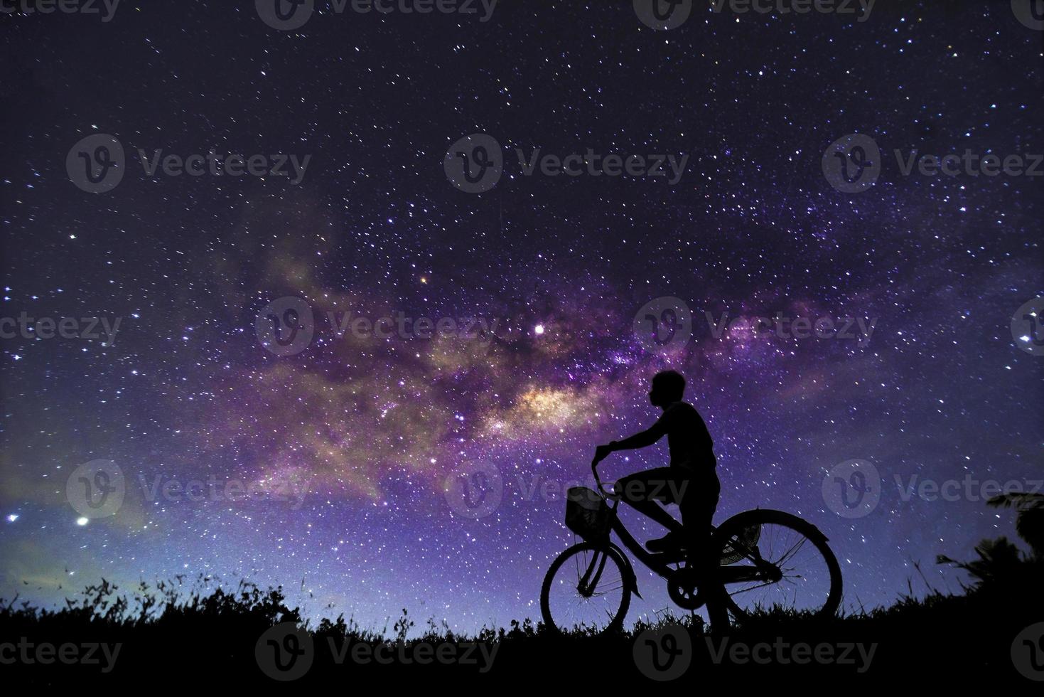 Cenário noturno com a Via Láctea colorida e amarela clara cheia de estrelas no céu no verão fundo do universo bonito do spacenight cenário com a Via Láctea colorida e amarela clara cheia de estrelas no céu no verão Fundo do universo bonito do spac foto
