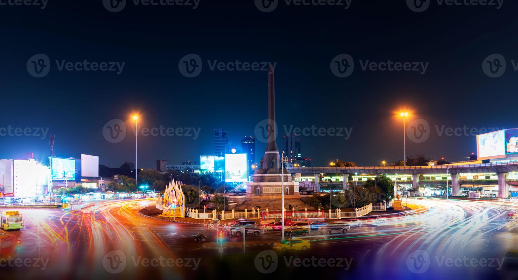 a atmosfera central é o monumento da vitória no coração da cidade grande, tailândia foto