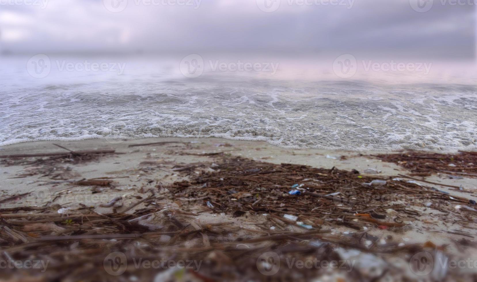 poluição de plástico em problemas ambientais marinhos os animais no mar não podem viver. e causar poluição de plástico no conceito ambiental do oceano foto