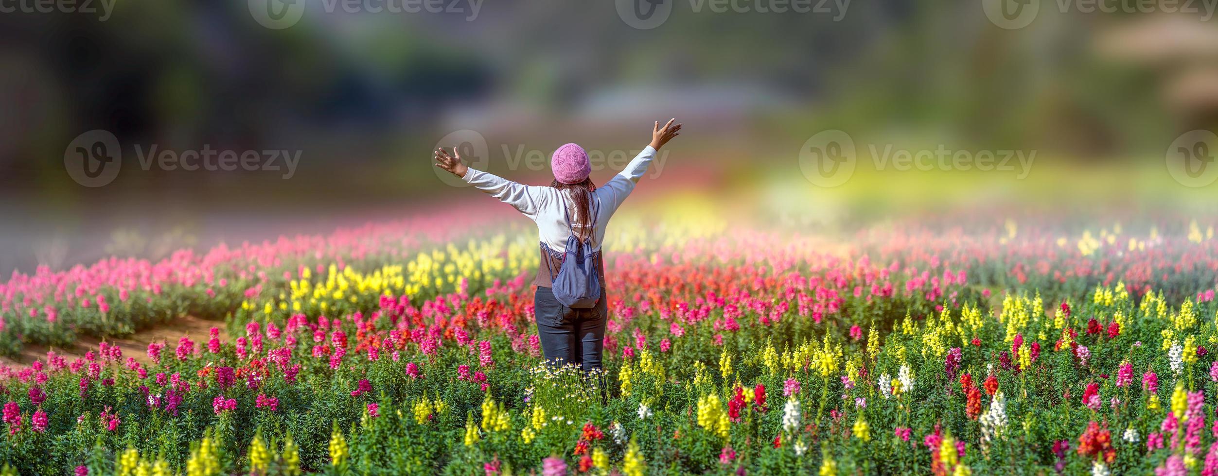 grande jardim de flores com mulheres felizes foto