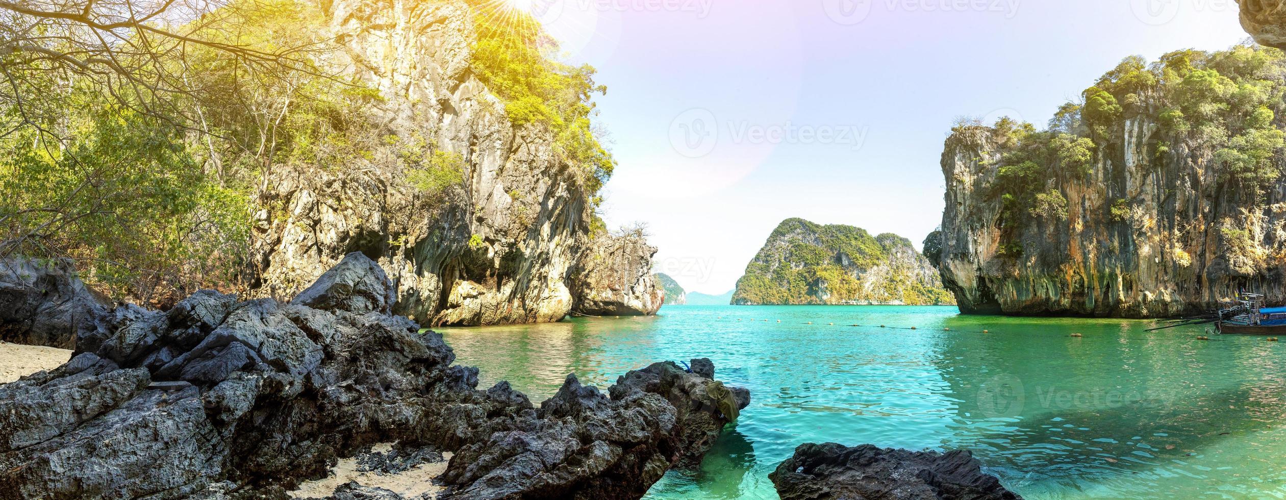 água azul na ilha de lao Lading, província de Krabi, paraíso da Tailândia foto