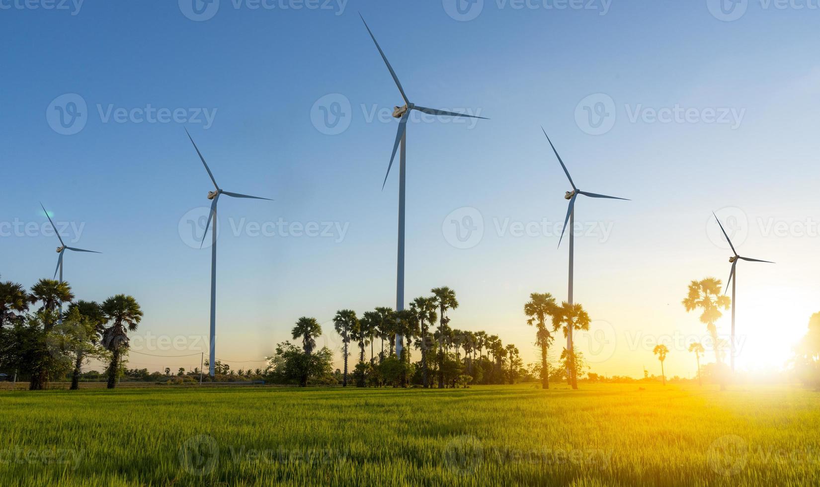 turbina eólica ou energia eólica traduzida em eletricidade, proteção ambiental torna o mundo não quente. foto