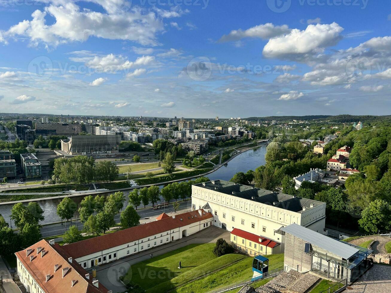 Visão do a rio vila e vilnius a partir de a gediminas castelo torre foto