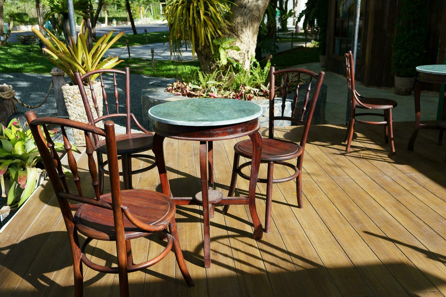 restaurante de madeira cadeiras contra manhã luz solar foto