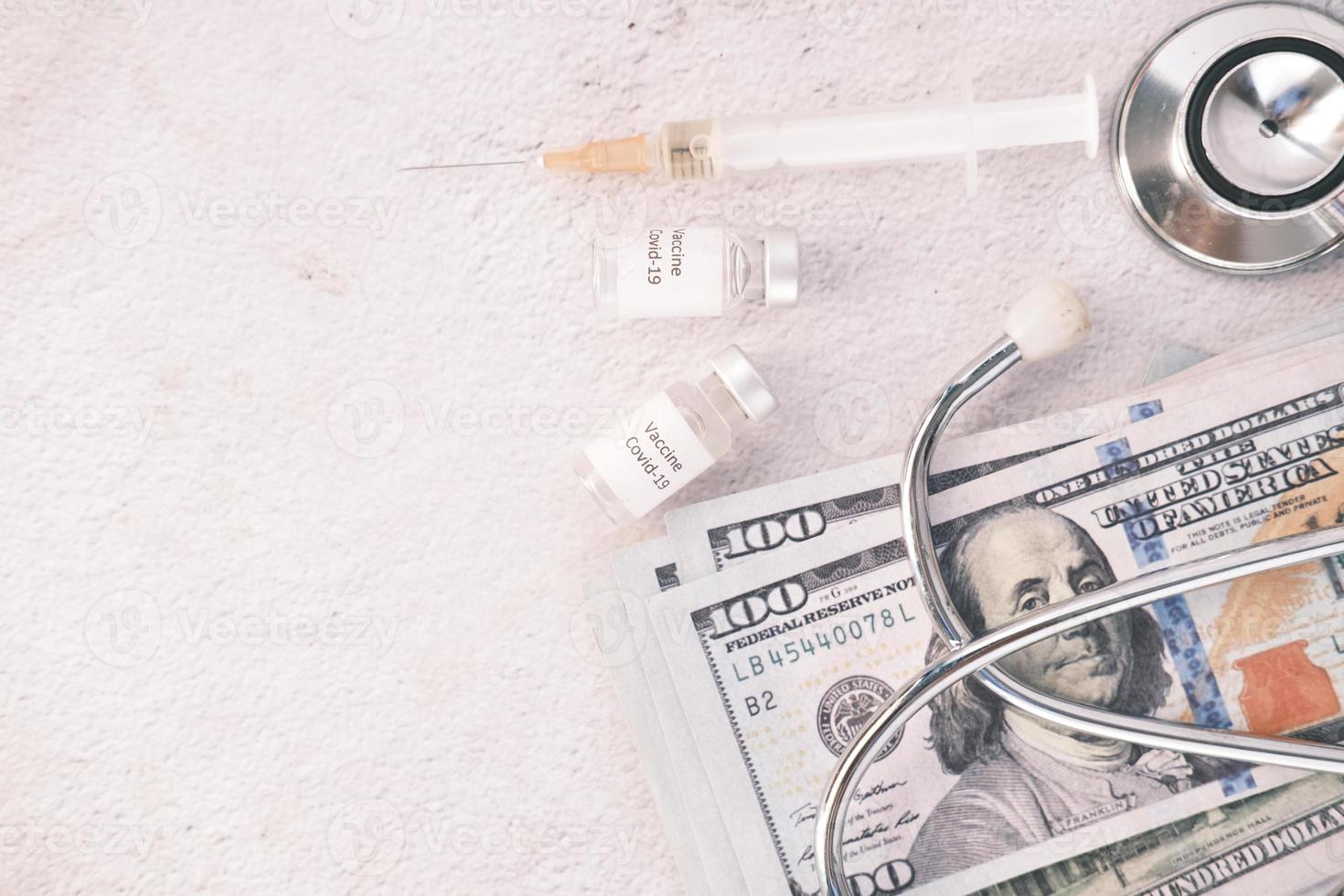 conceito de custo de saúde com dólar americano, vacina e pílulas foto