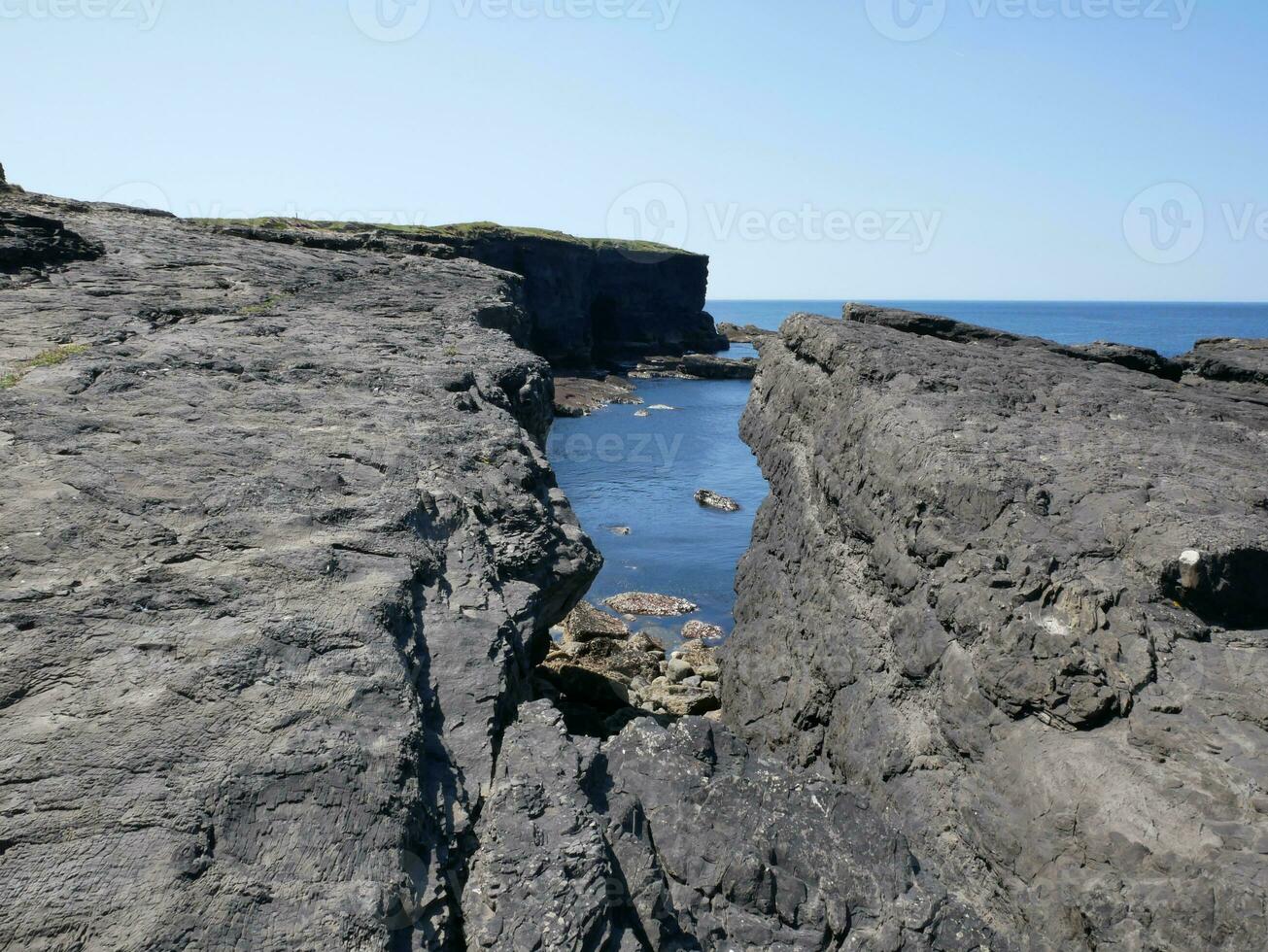 falésias e atlântico oceano, pedras desfiladeiro e lagoa, beleza dentro natureza. período de férias viagem fundo foto