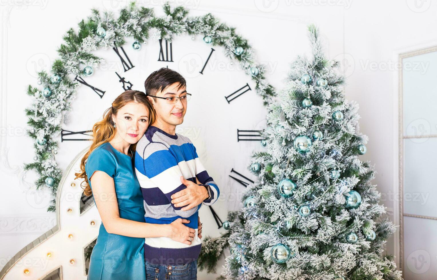 Natal casal.feliz sorridente família às casa celebrando.novo ano pessoas foto