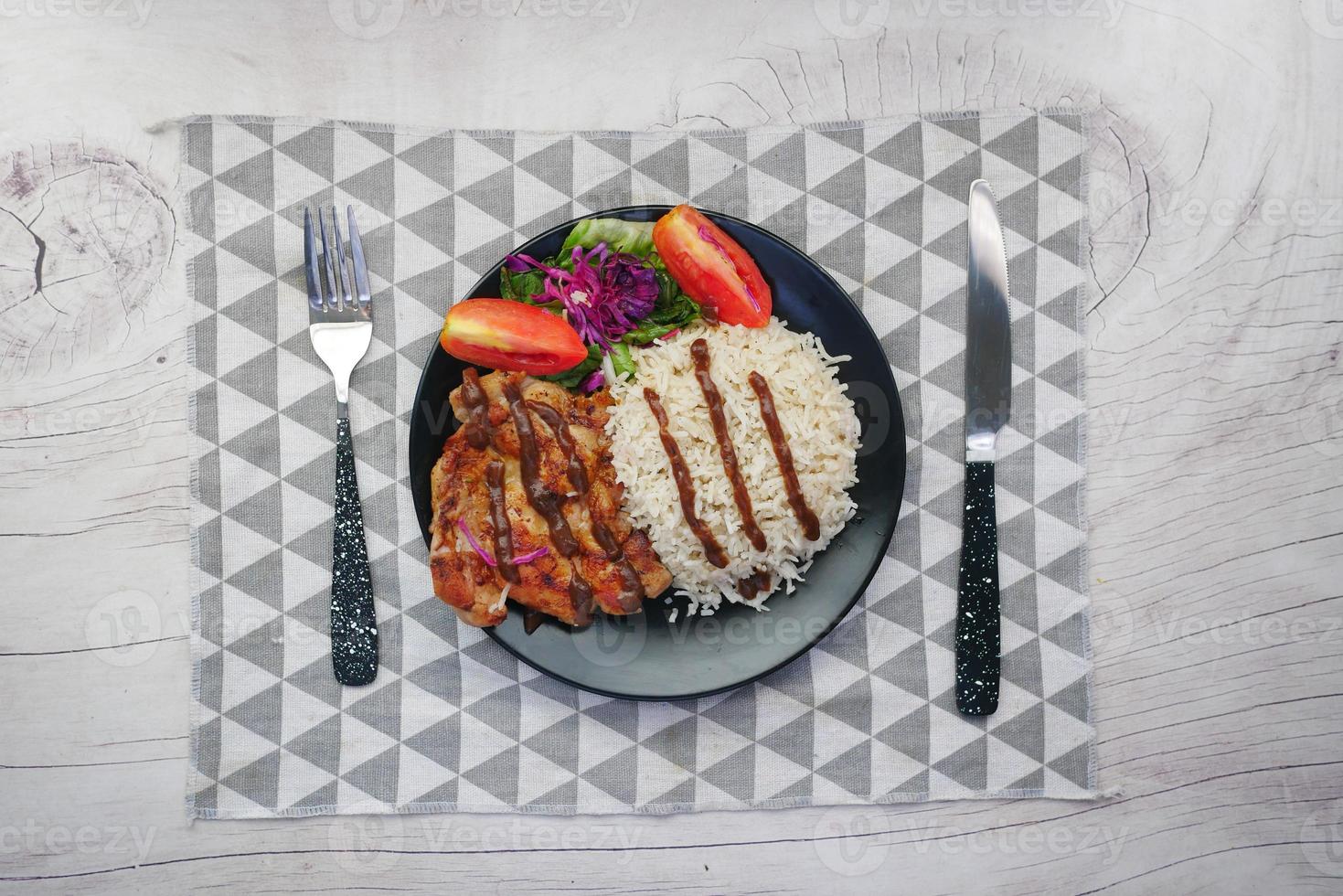 frango grelhado, arroz e salada no prato na mesa foto