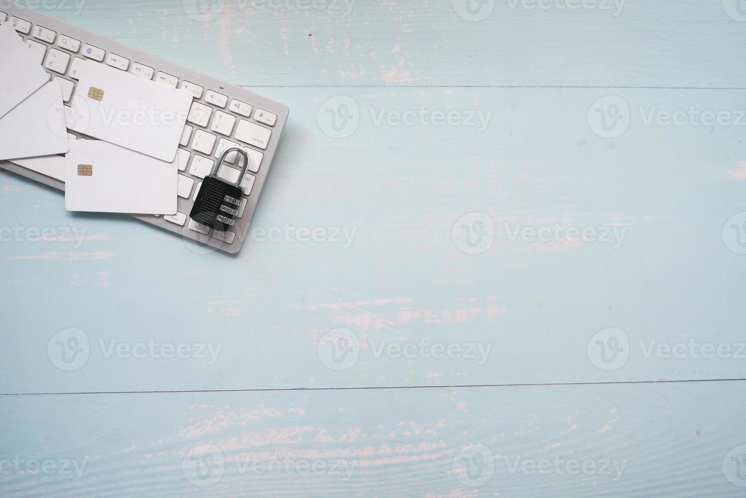 conceito de segurança na internet com cadeado no teclado do computador foto