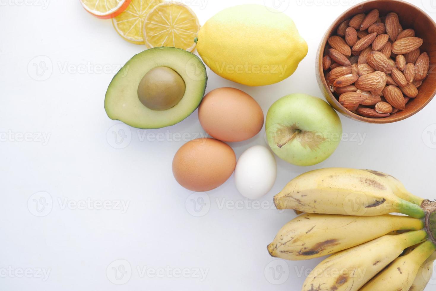 plano de dieta com amêndoa, halteres, banana na mesa. foto