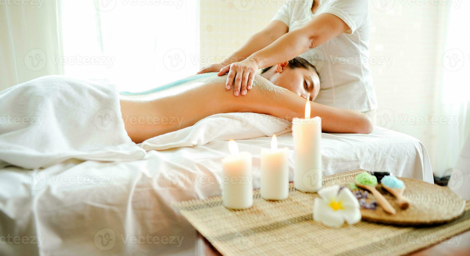 spa, corpo massagem pele, corpo tratamento, relaxamento, mente cura, tranquilidade massagem com perfumado óleo, tailandês massagem, saúde massagem foto