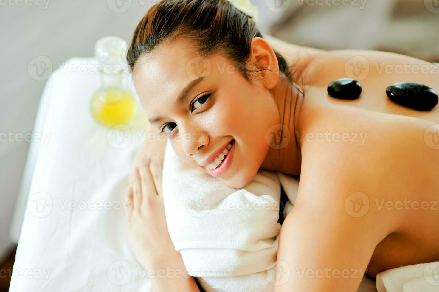 spa, corpo massagem pele, corpo tratamento, relaxamento, mente cura, tranquilidade massagem com perfumado óleo, tailandês massagem, saúde massagem foto