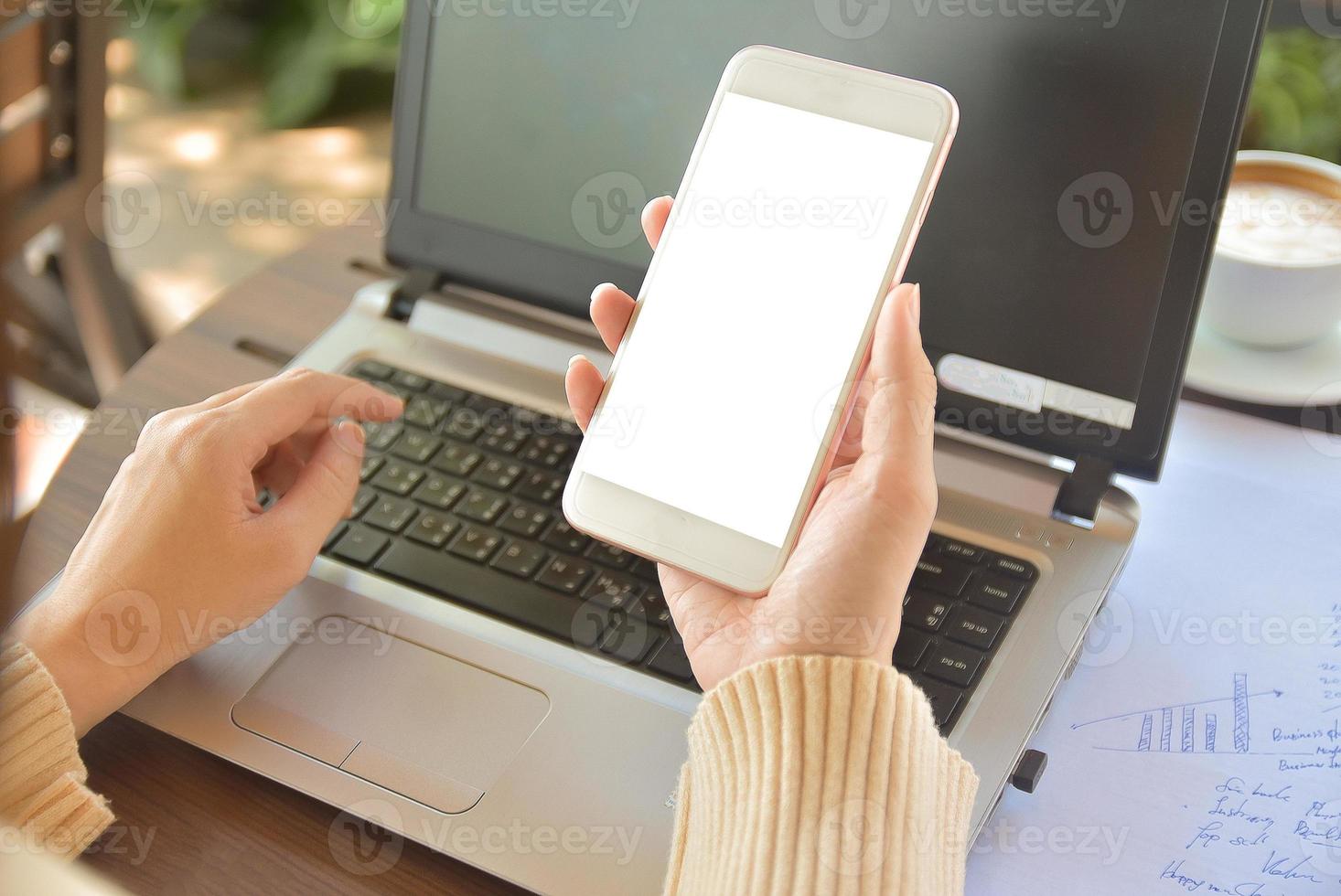 close-up, mulher segurando smartphone simulado com especificações de cópia na tela foto