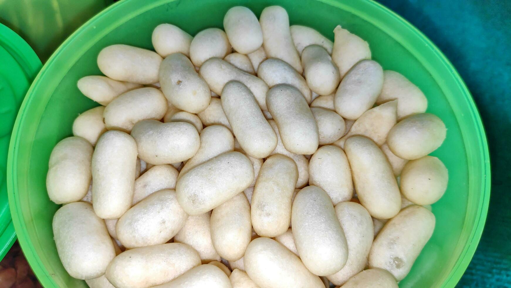 indonésio tradicional lanche, kue telur gabus Keju ou ovo cortiça foto