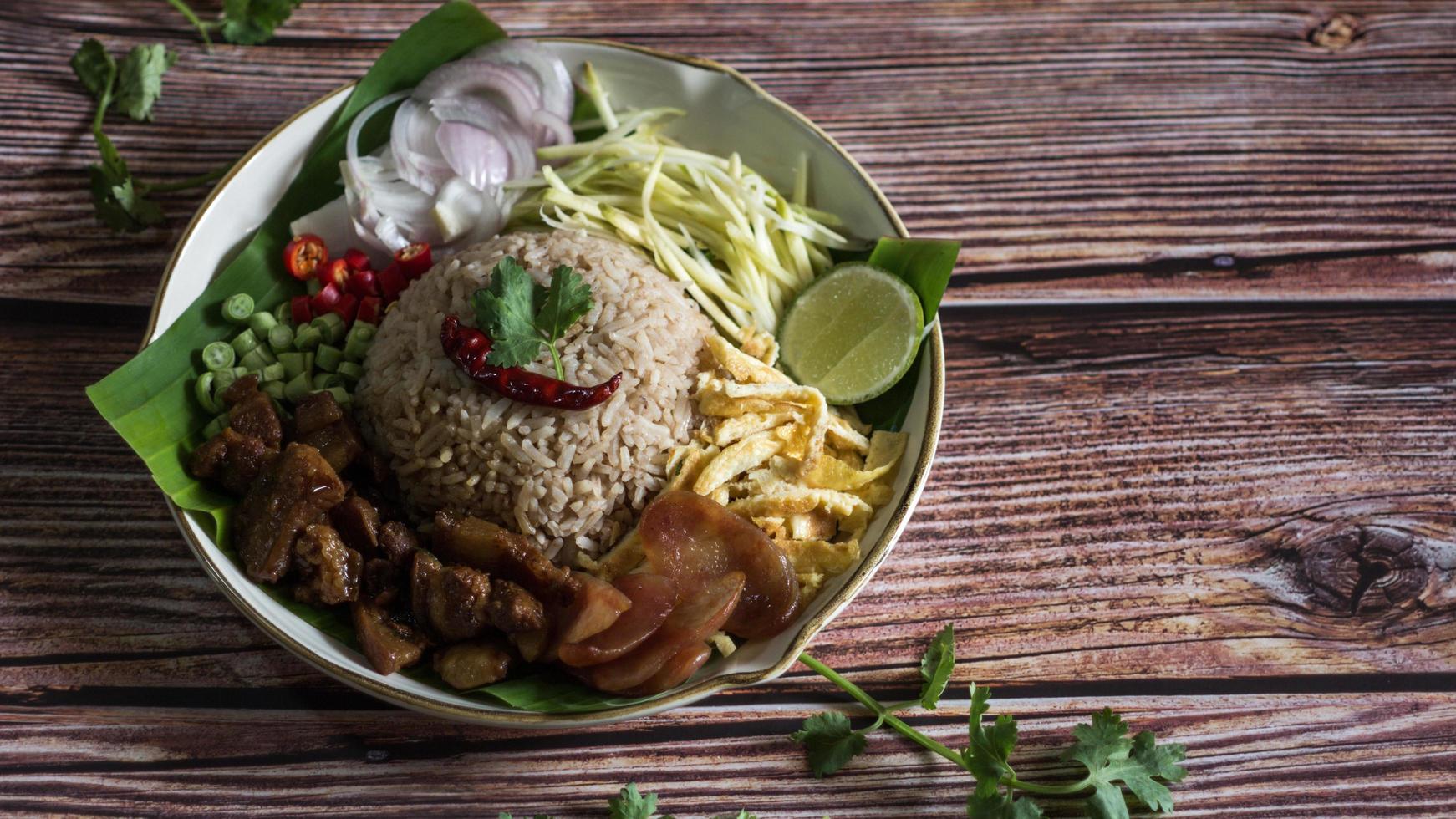 arroz misturado com pasta de camarão - comida tradicional tailandesa foto