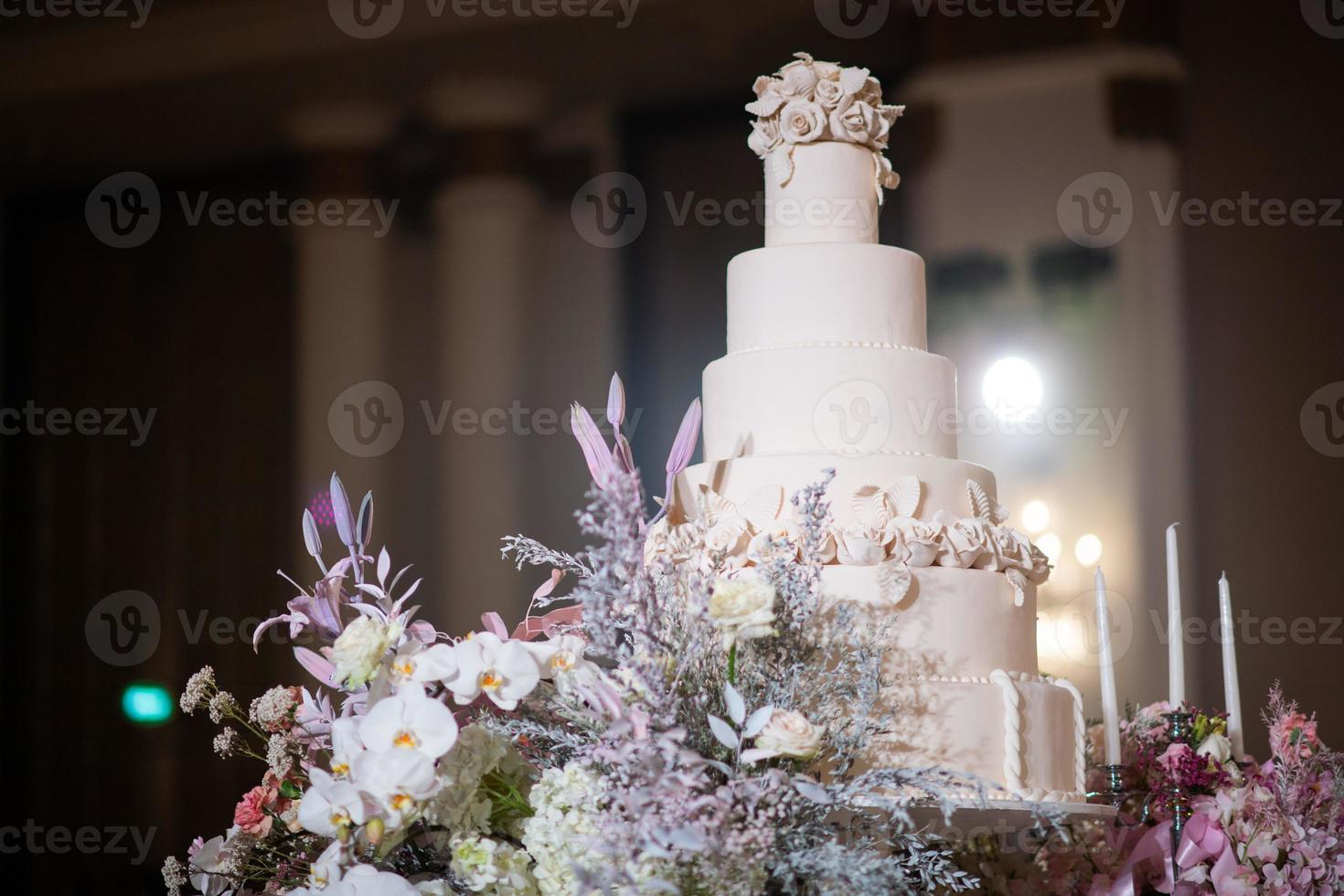 lindo bolo de casamento com desfoque de fundo foto