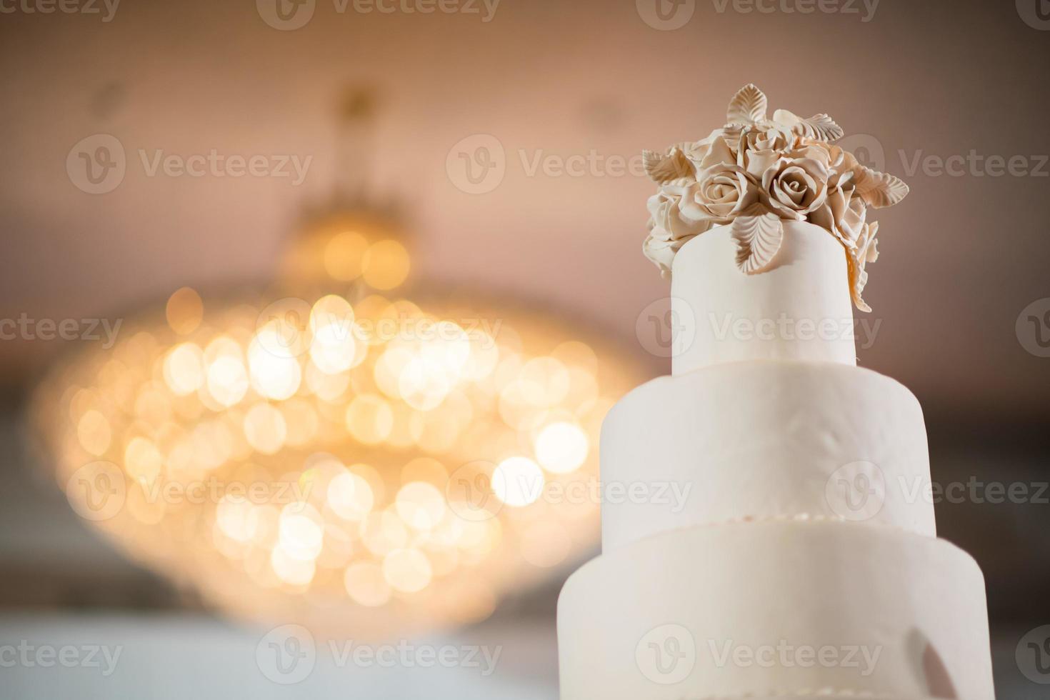 lindo bolo de casamento com desfoque de fundo foto