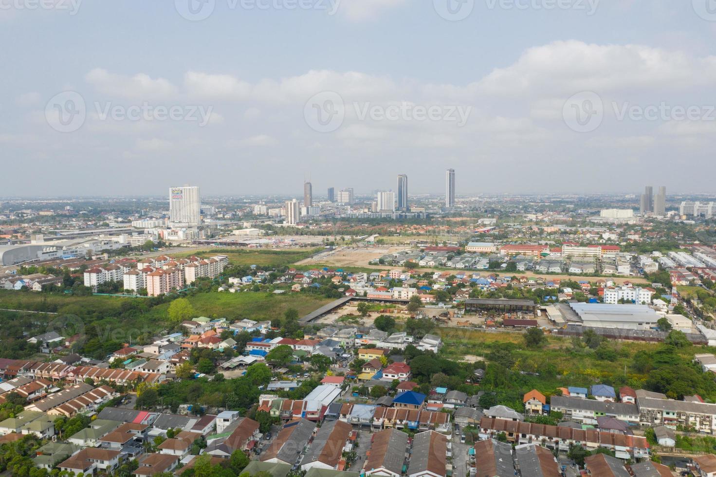 vista aérea da cidade de drone voador em nonthaburi, Tailândia, vista superior da paisagem foto